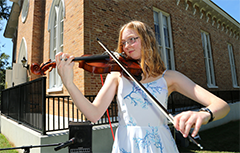 女学生在伯特利外拉小提琴